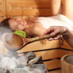 In der Sauna wird ein Aufguss gemacht