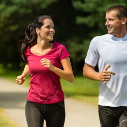 Fröhliches junges Paar joggt im Park