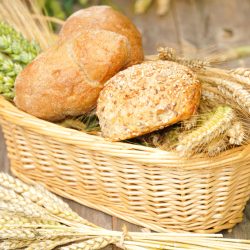 Vollkornsemmeln im Brotkorb