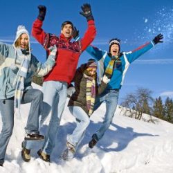 Fröhliche Menschen im Schnee