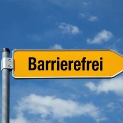 gelber Pfeil Schrift Barrierefrei vor blauem Himmel