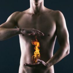 Mann hält Hände vor den Bauch, dazwischen eine Flamme