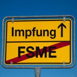 Ein Wechselschild FSME durchgestrichen, Impfung in Fahrtrichtung