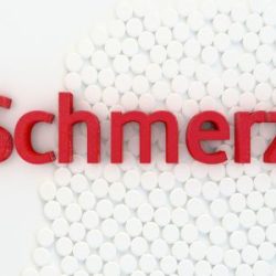 Auf weissen Tabletten steht in roten 3D-Buschstaben das Wort Schmerz.