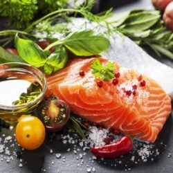 Frischer Lachs mit Kräutern, Tomaten und Gewürzen.