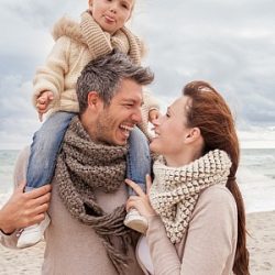 Eine Familie tankt frische Luft bei herbstlichem Wetter.