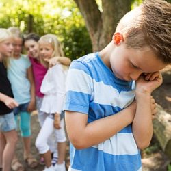 Schon kleine Kinder leiden manchmal unter Mobbing.