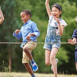 Kindergruppe rennt mit viel Spaß durch ein Ziel