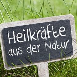 Kreidetafel auf Wiese , auf der steht "Heilkräfte aus der Natur