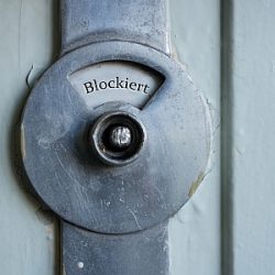 Blockiert Schild Toilettentür