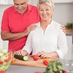 Älteres Ehepaar kocht mit Vergnügen und gesund.