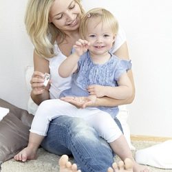 Fröhliche Mutter und Tochter mit Globuli.