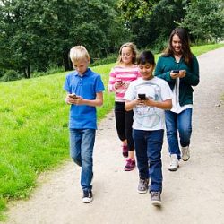 Teenager spielen Pokemon-Go an der frischen Luft.