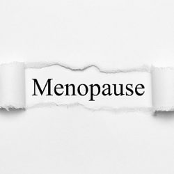 Wort Menopause auf gerissenem Papier