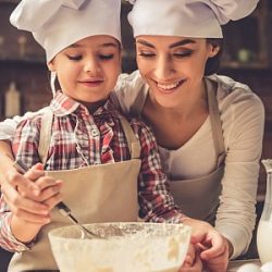 Mutter und Tochter in der Weihnachtsbäckerei.