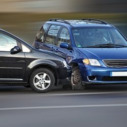 Zwei Autos stoßen zusammen.