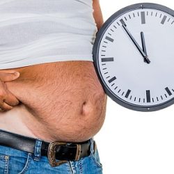 Mann mit Bauch und Uhr "5 vor 12"