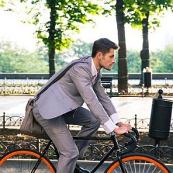 Mann fährt mit dem Fahrrad zur Arbeit.