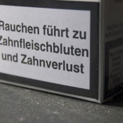 Der Griff zur Zigarette kann Zähne und Zahnersatz kosten