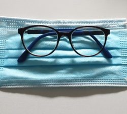 Eine beschlagene Brille trotz Mund-Nasen-Schutz vermeiden