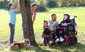 Eltern von Kindern mit Behinderung freuen sich über Unterstützung.