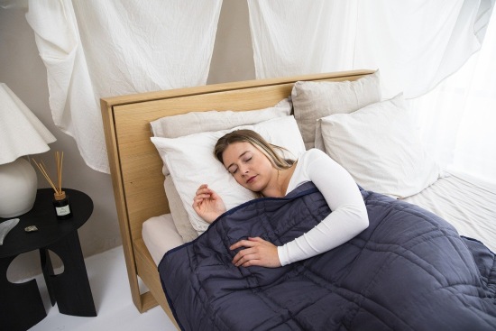 Eine schlechte Schlafqualität kann zu Rückenschmerzen führen.
