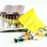 Tabletten mit einem Post-it "Tabletten entsorgen!"