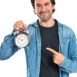 Ein Mann mit einer Uhr